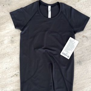 Black lululemon swiftly tech short sleeve 2.0 size 6